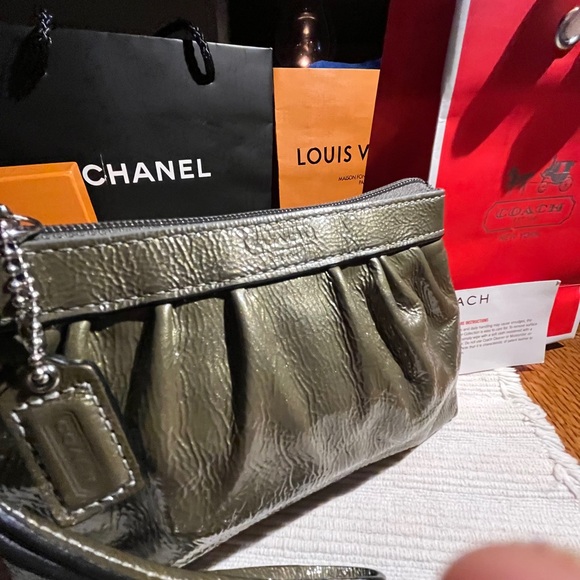 🎉!LIKE NEW🎊 Beautiful, Coach, shiny wristlet! - Picture 5 of 15